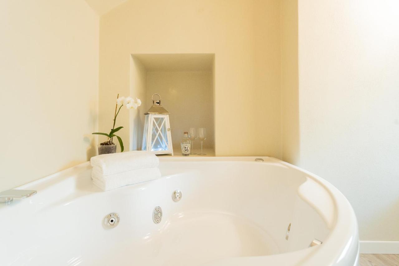 Romantic Escape City Centre With Jacuzzi & Parking By Rent All Como Exterior photo