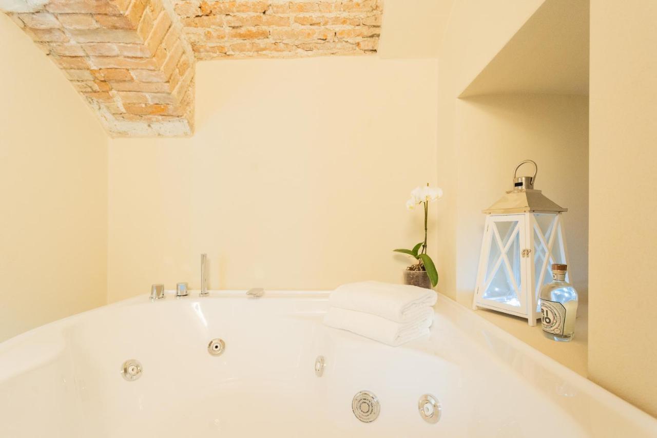 Romantic Escape City Centre With Jacuzzi & Parking By Rent All Como Exterior photo