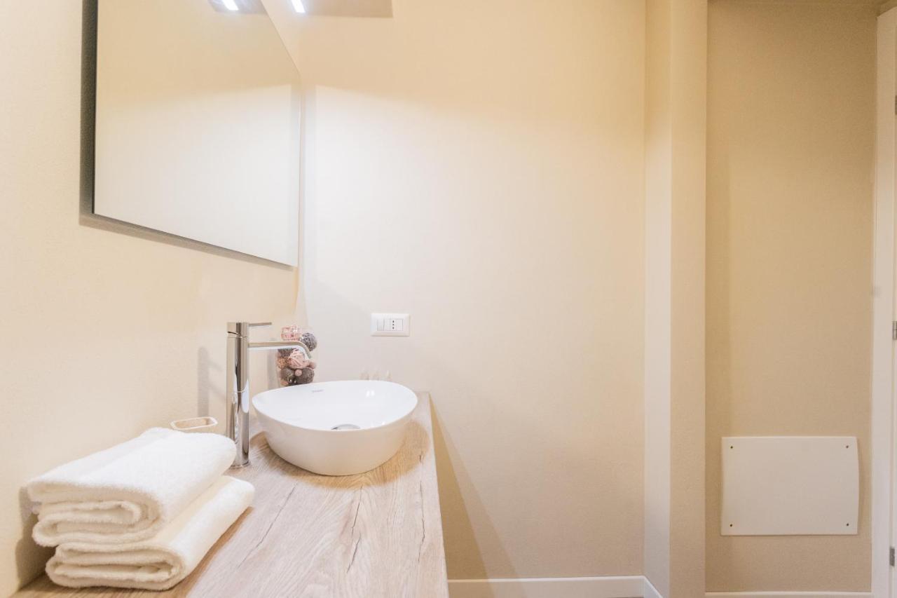 Romantic Escape City Centre With Jacuzzi & Parking By Rent All Como Exterior photo